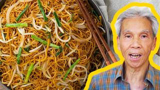 🍜 Dads Cantonese Chow Mein 豉油王炒面 [upl. by Aikkan]