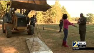 Cemetery director opens vault of man whom family says is not buried in right spot  WSBTV [upl. by Tteltrab]