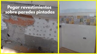 ¿Cómo pegar revestimientos sobre paredes pintadas [upl. by Yllrebmik604]